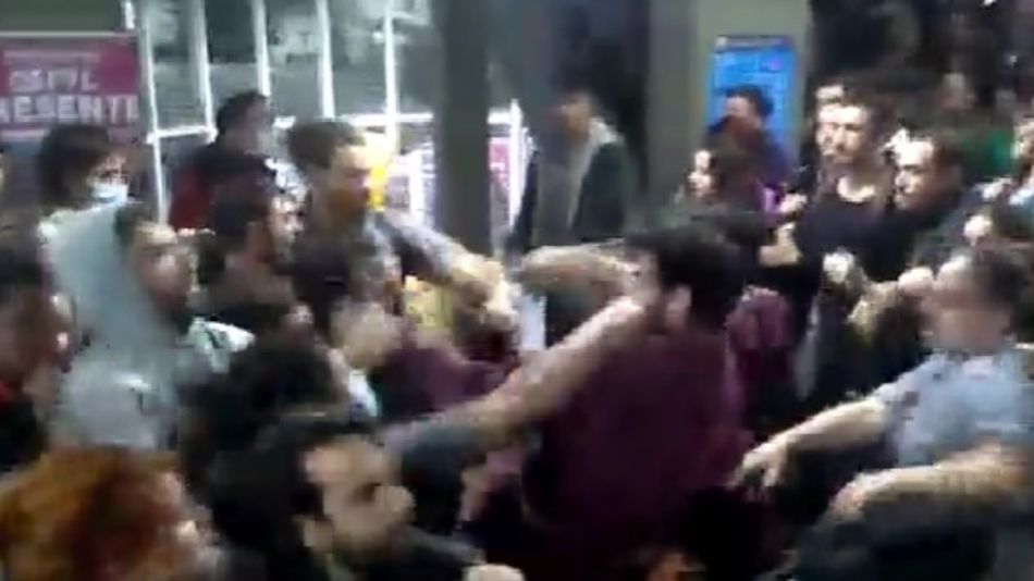 Batalla campal estudiantes facultad Filosofía y Letras uba g_20220413