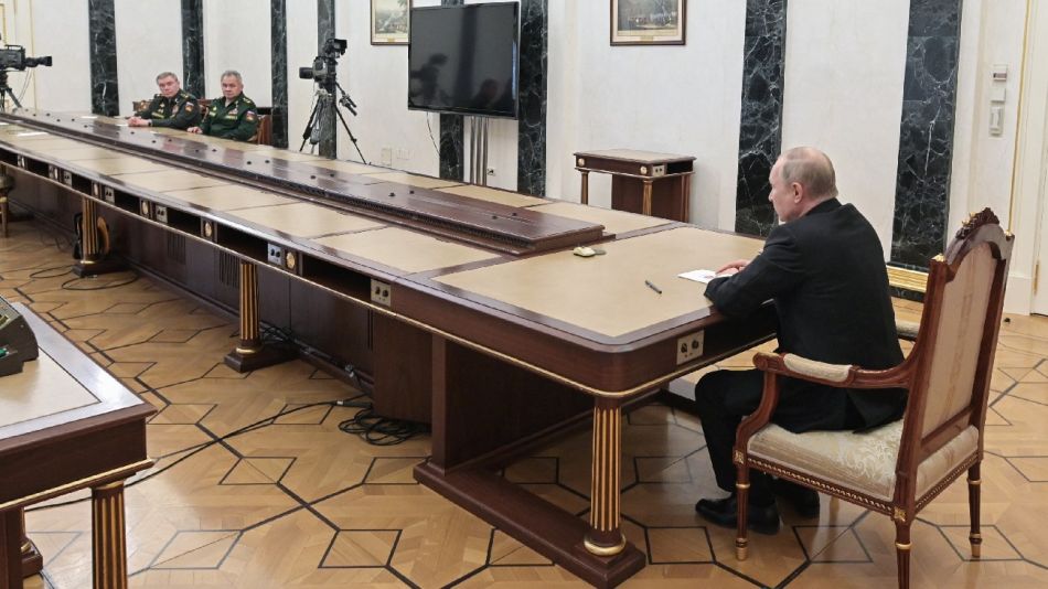 Vladimir Putin junto a Sergei Shoigu, ministro de Defensa de Rusia