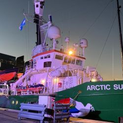 El Artic Sunrise de Greenpeace y con bandera holandesa, patrulló el océano Atlántico para denunciar la pesca indiscriminada.