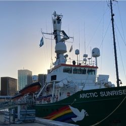 El Artic Sunrise de Greenpeace y con bandera holandesa, patrulló el océano Atlántico para denunciar la pesca indiscriminada.