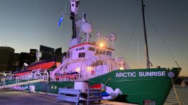 El Artic Sunrise de Greenpeace y con bandera holandesa, patrulló el océano Atlántico para denunciar la pesca indiscriminada.