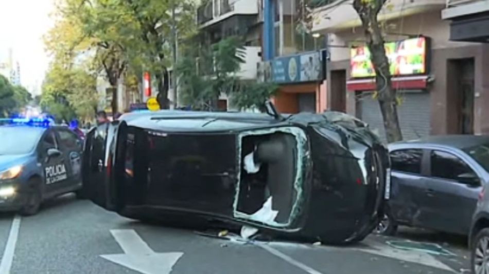 El auto volcado en el barrio de San Cristóbal. Hubo dos heridos.