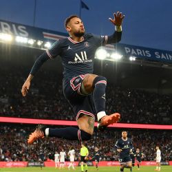 El delantero brasileño del París Saint-Germain, Neymar, celebra el primer gol de su equipo durante el partido de fútbol de la L1 francesa entre el París-Saint Germain y el Olympique de Marsella en el estadio del Parque de los Príncipes en París. | Foto:FRANCK FIFE / AFP
