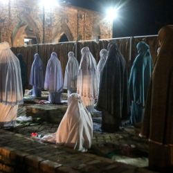 Esta foto muestra a mujeres musulmanas rezando durante el mes sagrado del Ramadán fuera de la mezquita de Krue Se en Pattani, Tailandia. | Foto:TUWAEDANIYA MERINGING / AFP