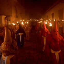 Fieles católicos encapuchados que representan a soldados romanos, conocidos como "Farricocos", llevan antorchas encendidas durante la procesión anual de la Semana Santa de Fogareu en Goias, a 350 kilómetros al oeste de Brasilia. | Foto:EVARISTO SA / AFP