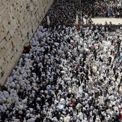 Los fieles judíos participan en la oración de los Cohanim (bendición de los sacerdotes) durante la festividad de la Pascua en el Muro Occidental en la Ciudad Vieja de Jerusalén. | Foto:GIL COHEN-MAGEN / AFP