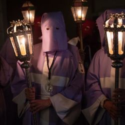 Los penitentes participan en la procesión de 'El Ensogado' en el pueblo de Sietamo, en el norte de España. | Foto:ANDER GILLENEA / AFP
