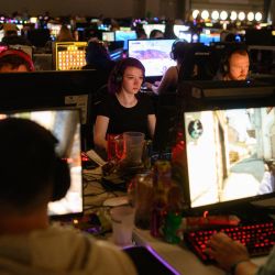 Miembros de la comunidad de jugadores compiten durante los cuatro días del Insomnia Gaming Festival en el NEC de Birmingham, en el centro de Inglaterra. | Foto:OLI SCARFF / AFP