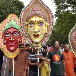Personas se unen a una colorida procesión para celebrar el Año Nuevo bengalí, en Dhaka, Bangladesh. | Foto:Xinhua/Str