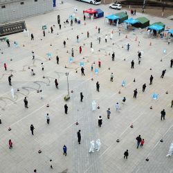 Vista aérea de ciudadanos formando una fila para pruebas de ácido nucleico en un sitio de pruebas, en el distrito de Chengbei de Xining, en la provincia de Qinghai, en el noroeste de China. | Foto:Xinhua/Fan Peishen