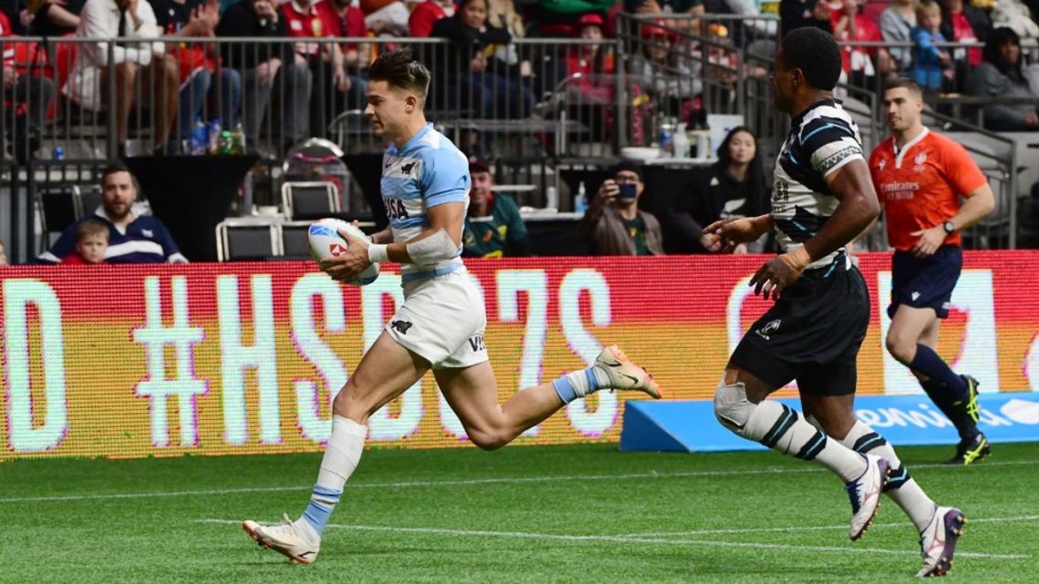 Argentina's Marcos Moneta scores against Fiji during their HSBC World Rugby Sevens Series match in Vancouver, on April 17, 2022.