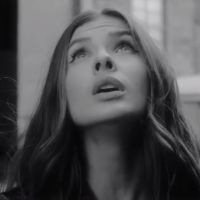 La China Suárez y Santi Celli presentan el anticipo de su video “El juego del amor”