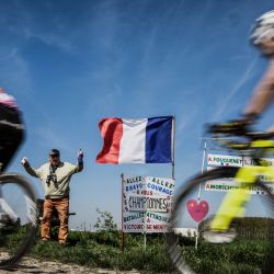 Un aficionado anima a los corredores durante la segunda edición de la carrera ciclista clásica de un día París-Roubaix, entre Denain y Roubaix. | Foto:JEFF PACHOUD / AFP
