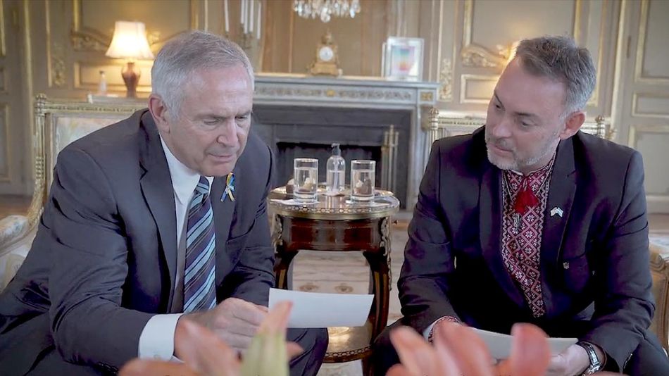  El embajador Marc Sanley junto a un argentino descendiente de ucranianos 20220419