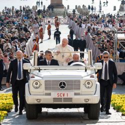 Esta foto muestra al Papa Francisco llegando en el coche papamóvil para la audiencia general semanal en la plaza de San Pedro en El Vaticano. | Foto:Handout / VATICAN MEDIA / AFP