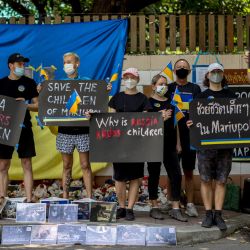 Manifestantes sostienen pancartas y banderas ucranianas durante una manifestación contra la invasión rusa de Ucrania y la muerte de niños en la ciudad de Mariupol, frente a la embajada rusa en Bangkok, Tailandia. | Foto:JACK TAYLOR / AFP