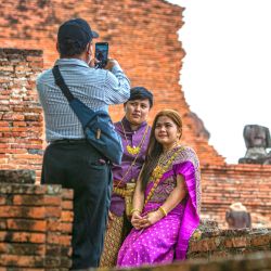 Turistas toman fotografías en el Parque Histórico de Ayutthaya, en Ayutthaya, Tailandia. | Foto:Xinhua/Wang Teng
