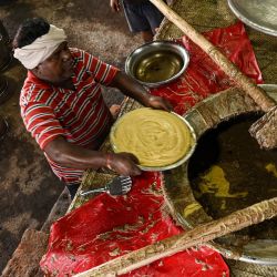 Un cocinero de catering prepara un plato llamado "estofado de cordero Haleem" en enormes utensilios para venderlo a los devotos musulmanes para romper su ayuno durante el mes sagrado del Ramadán, en Chennai, India. | Foto:ARUN SANKAR / AFP