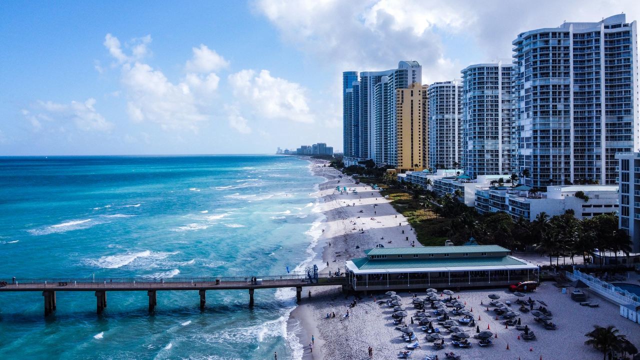 Hoteles de lujo y edificios de apartamentos se ven en Sunny Isles Beach, Florida. | Foto:CHANDAN KHANNA / AFP