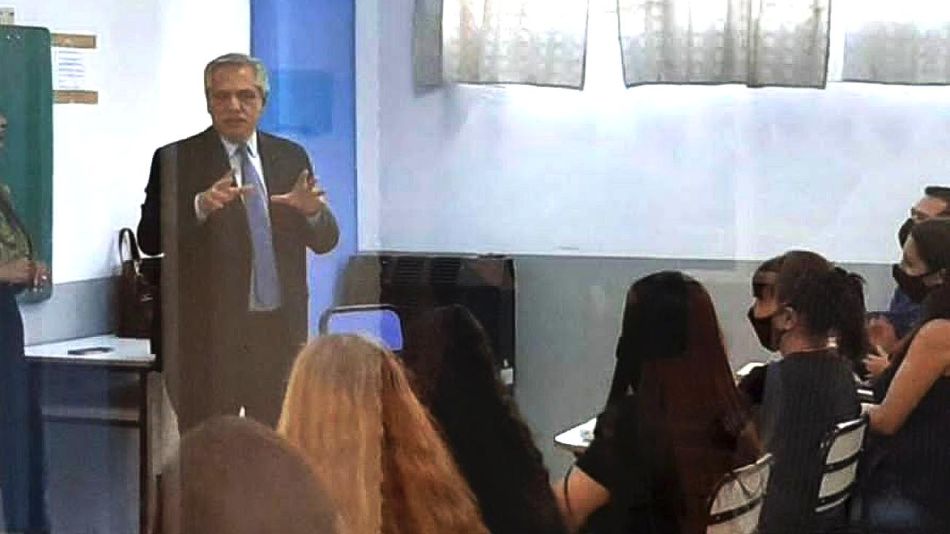Alberto Fernández dando clases en la facultad 20220420