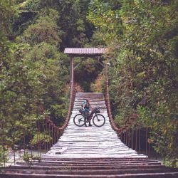 Cárcavas profundas de barro, puentes colgantes y un verde frondoso y cerrado de la selva valdiviana fueron la constante durante  el paso Vuriloche. 