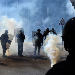 Agentes de policía en una calle, rodeados de gas lacrimógeno, durante una manifestación contra el racismo, el fascismo y la extrema derecha en Nantes, oeste de Francia. | Foto:SEBASTIEN SALOM-GOMIS / AFP