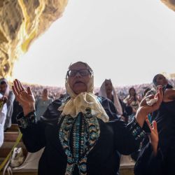 Cristianos egipcios participan en una misa en la Iglesia de San Simón, también conocida como la Iglesia de la Cueva, en el distrito de Mokattam de la capital, El Cairo. | Foto:SAMER ABDALLAH / AFP