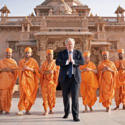 El primer ministro británico Boris Johnson posa con sadhus o santones hindúes frente al templo Swaminarayan Akshardham en Gandhinagar, India. | Foto:Stefan Rousseau / POOL / AFP