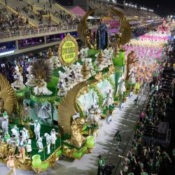  Imagen de personas participando en el desfile de carnaval, en Río de Janeiro, Brasil. El desfile del carnaval, el cual se pospuso de su fecha original en febrero debido a la propagación de la variante Omicron, se inauguró el viernes por la noche en Río de Janeiro. | Foto:Xinhua/Wang Tiancong