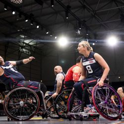 Jugadores de Canadá y del Reino Unido compiten por el balón durante un partido de baloncesto en silla de ruedas en la sexta jornada de los Juegos Invictus, un evento deportivo internacional para militares y veteranos que han sufrido lesiones psicológicas o físicas durante su servicio militar, en La Haya. | Foto:Koen van Weel / ANP / AFP