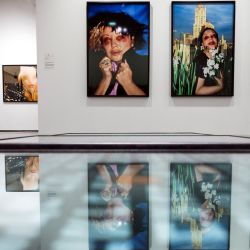 Una mujer visita la exposición dedicada a la obra del artista francés ORLAN titulada "Manifiesto ORLAN. Cuerpos y esculturas" en el Museo de los Mataderos de la ciudad sureña de Toulouse. | Foto:LIONEL BONAVENTURE / AFP
