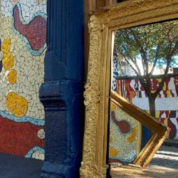 La obra en mosaico de Marino Santa María convirtió a un pasaje en objeto turístico.