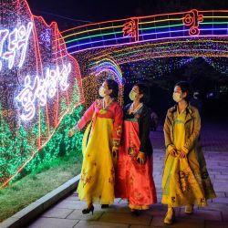 En esta foto la gente visita el Festival de la Luz para celebrar el 110º aniversario del nacimiento del difunto líder norcoreano Kim Il Sung en la plaza Kim Il Sung de Pyongyang.  | Foto:KIM WON JIN / AFP