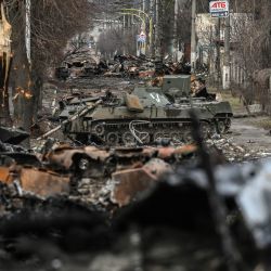 Esta vista general muestra vehículos blindados rusos destruidos en la ciudad de Bucha, al oeste de Kiev, Ucrania. | Foto:ARIS MESSINIS / AFP