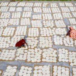 Imagen de mujeres secando fideos de vermicelli de arroz previo al Eid al-Fitr en una fábrica, en Bogura, Bangladesh. | Foto:Xinhua/Str