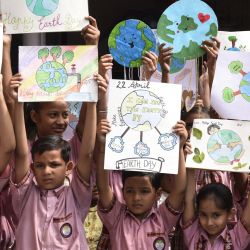 Los estudiantes sostienen sus pinturas con temas ambientales mientras se reúnen con motivo del "Día de la Tierra" en una escuela en Amritsar. India. | Foto:NARINDER NANU / AFP