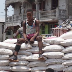 Un hombre se sienta sobre sacos de arroz en un mercado de Freetown, los precios de los productos básicos han subido en Sierra Leona desde la pandemia de COVID-19 y la invasión de Ucrania por parte de Rusia. | Foto:Saidu Bah / AFP