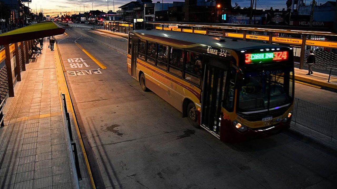 Le tiraron ácido para robarle la mochila mientras esperaba el colectivo en  San Justo | Perfil