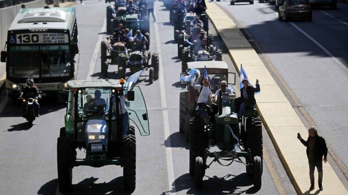 Farmers and rural workers drive towards Plaza de Mayo during a protest organised by the agricultural sector against economic policies of President Alberto Fernández's government, in Buenos Aires, on April 23, 2022.