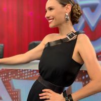 Pampita mostró en detalle su look "total black" con botas mosqueteras