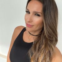 Pampita mostró en detalle su look "total black" con botas mosqueteras