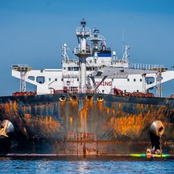 Activistas ecologistas de Greenpeace escenifican una acción contra el buque Ust Luga, que supuestamente descargará petróleo ruso en el puerto de Aasgaardstrand, Noruega, en medio de la invasión rusa de Ucrania. | Foto:Ole Berg-Rusten / NTB / AFP