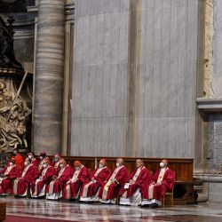 El Papa Francisco asiste a la misa de funeral del cardenal Javier Lozano Barragán en la Basílica de San Pedro en el Vaticano. | Foto:ALBERTO PIZZOLI / AFP