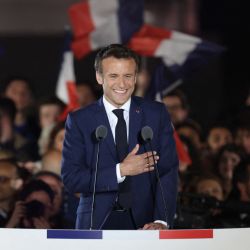 El presidente francés y candidato del partido La Republique en Marche (LREM) a la reelección, Emmanuel Macron, celebra tras su victoria en las elecciones presidenciales de Francia, en el Campo de Marte de París. | Foto:Thomas Coex / AFP