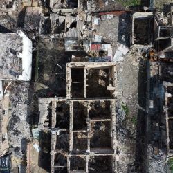 Esta fotografía aérea muestra una zona residencial destruida en Irpin, al noroeste de Kiev, en medio de la invasión rusa de Ucrania. | Foto:GENYA SAVILOV / AFP