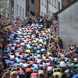 Los ciclistas suben la "cote de Saint-Roch" durante la carrera ciclista de un día Lieja-Bastogne-Lieja, de 257,5 km, en Lieja, Bélgica. | Foto:ERIC LALMAND / Belga / AFP