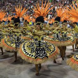 Miembros de la escuela de samba Salgueiro actúan durante la primera noche del desfile del Carnaval de Río en el Sambódromo Marques de Sapucai en Río de Janeiro, Brasil. | Foto:CARL DE SOUZA / AFP