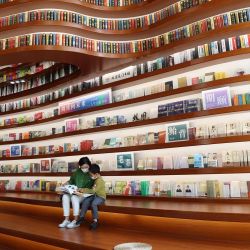 Personas leen en una librería durante el Día Mundial del Libro, en Xiamen, en la provincia de Fujian, en el sureste de China. | Foto:Xinhua/Zeng Demeng