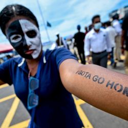 Un manifestante participa en una manifestación antigubernamental frente a la oficina del presidente en Colombo, exigiendo la dimisión del presidente Gotabaya Rajapaksa por la agobiante crisis económica del país. | Foto:ISHARA S. KODIKARA / AFP