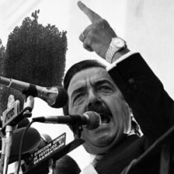 El 26 de abril de 1985 Raúl Alfonsín anunció en la Plaza de Mayo la "economía de guerra".